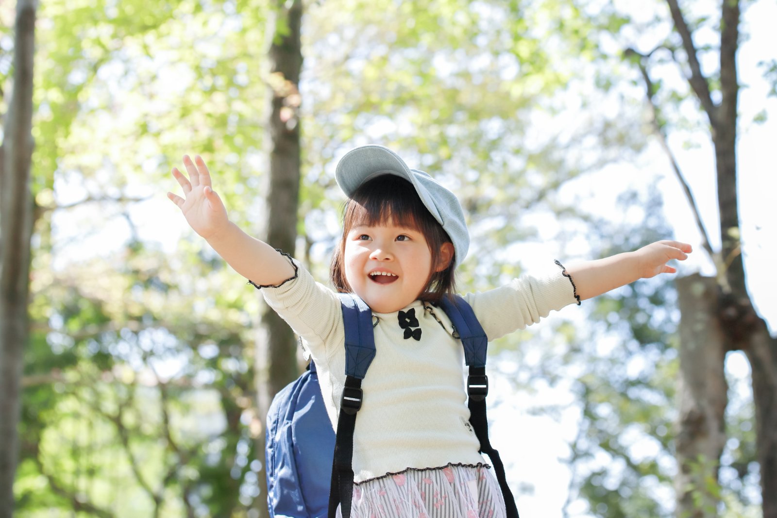 森で自然と触れ合う子ども