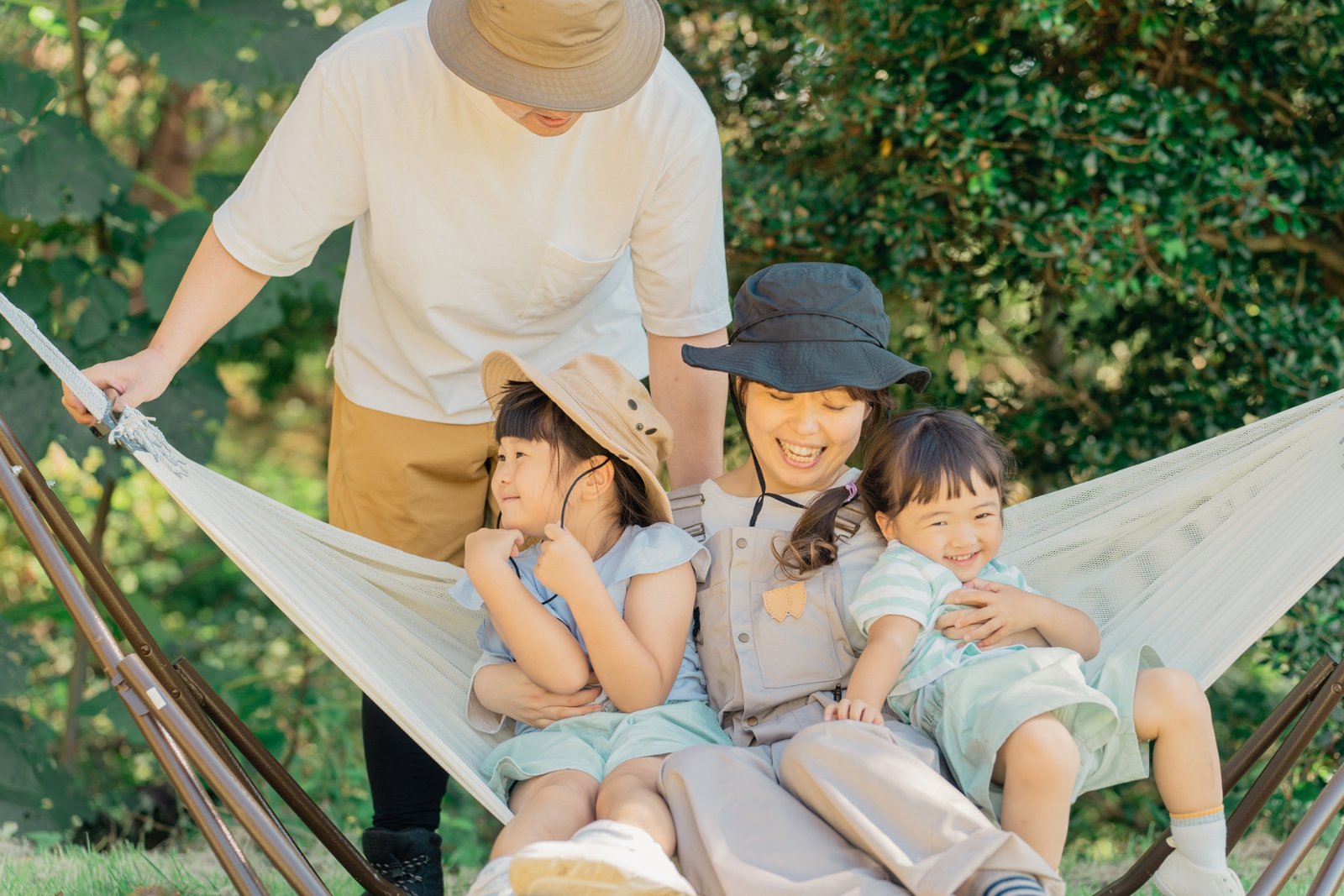 ハンモックでくつろぐ家族